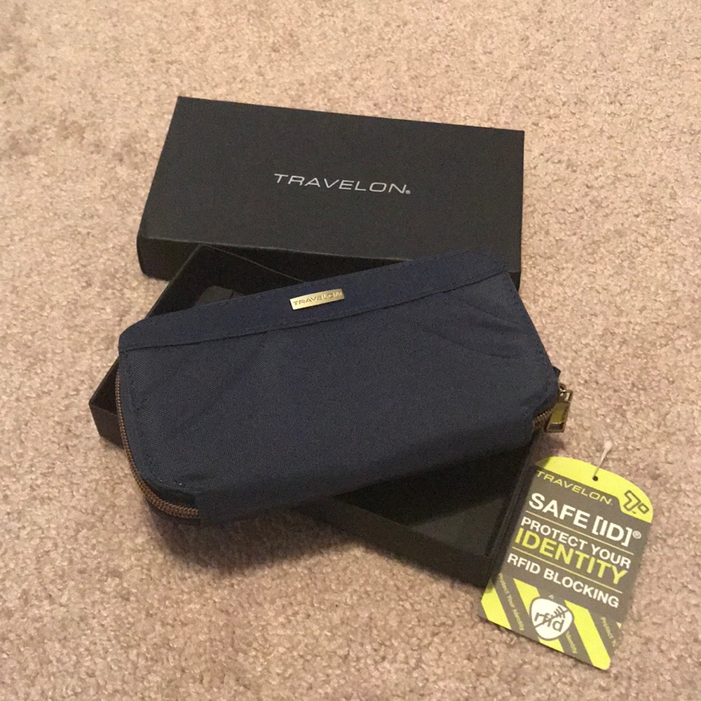 NWT Travelon Wristlet